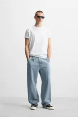 Pantalón de jean negro, corte relaxed fit, con bolsillos frontales y traseros tipo parche, tira multifunción y bolsillo tipo parche en las piernas. Tiene efecto lavado y cierre frontal con cremallera y botón.