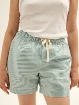 Short de algodón a rayas verticales color celeste y blanco, con cintura elástica y lazo de ajuste.