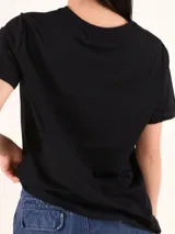 Remera básica negra de corte clásico y mangas cortas.
