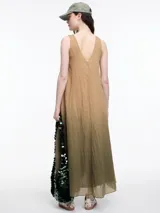 Vestido largo sin mangas con escote en V y diseño degradado de gris a negro.