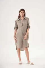 Vestido camisero blanco de lino, con cuello clásico, cierre frontal con botones y mangas 3/4 con trabillas.