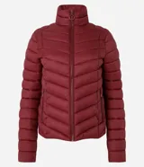 Campera puffer ultraligera color marrón, confeccionada en poliamida acolchada, con cuello alto y cierre por cremallera. Incluye bolsita con cordón.