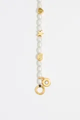 Pulsera de perlas cultivadas con dijes dorados de motivos marinos y cierre de mosquetón dorado.