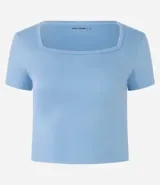 Remera deportiva cropped azul marino, confeccionada en microfibra suave, con escote cuadrado y mangas cortas.