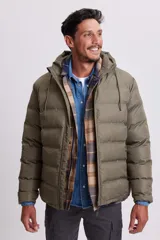 Campera de abrigo color verde militar, como parte de la colección de invierno, con diseño acolchado y capucha ajustable.