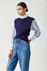 Jean azul de corte baggy, tiro alto, pierna ancha y botamanga ajustada. Lavado super stone wash con localizado y bigotes.