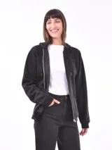 Campera con capucha y cierre frontal, color negro, con bolsillos laterales y cordones ajustables.