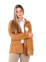 Sobrecamisa de pana color blanco, confeccionada en 100% algodón, con corte clásico y botones frontales.