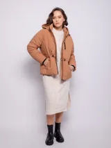 Campera puffer de nylon color tostado, con elástico regulable en cintura y puños, capucha y tres bolsillos frontales.