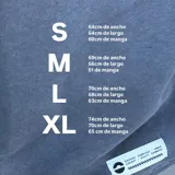 Buzo verde de algodón con cuello redondo, mangas largas y puños acanalados. Presenta un pequeño estampado en el frente y un logo geométrico en el pecho. Corte holgado.