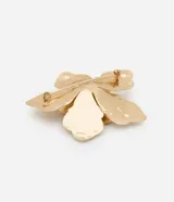 Broche dorado con forma de flor y efecto martillado.
