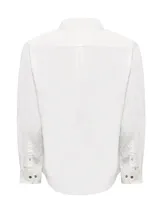 Camisa blanca de manga larga para hombre, confeccionada en algodón orgánico. Cuenta con cuello camisero, cierre con botones de madera, bolsillo en el pecho y mangas ajustables con botones.