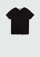 Remera negra de manga corta con cuello en V.