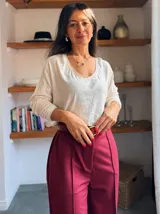 Blusa de manga larga color crema con lentejuelas.