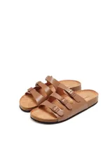 Sandalias marrones con tres tiras ajustables con hebilla y plantilla de corcho.
