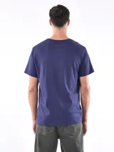 Remera gris de corte regular y mangas cortas.