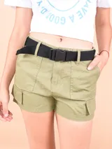 Short color verde con bolsillos tipo cargo y cinturón de tela negro con hebilla plástica.