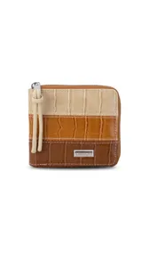 Billetera corta con cierre perimetral, confeccionada en símil cuero con textura croco. Interior con visor, tarjetero, división para billetes y bolsillo monedero con tapa y broche.