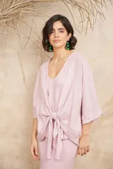 Blusa color lila de lino con escote en V, mangas 3/4 anchas y cierre frontal con lazo.