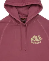 Buzo hoodie color borgoña con capucha, cordones ajustables y bolsillo tipo canguro. Estampa pequeña en el pecho con logo Deus Ex Machina.