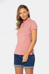 Polo azul marino de piqué con botones personalizados y mangas cortas.