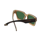 Lentes de sol con marco cuadrado de madera color marrón oscuro y lentes verdes.