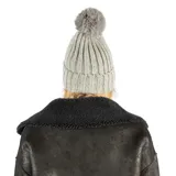 Gorro de lana gris con textura acanalada y pompón en la parte superior.