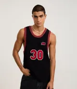 Musculosa negra de punto con cuello redondo y bies contrastante en rojo. Estampado frontal con el número 30 y logo de la marca.