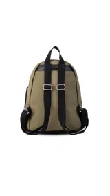 Mochila de tela color blanco con diseño capitoneado en la parte superior y textura tipo telar en la parte inferior. Tiene correas negras ajustables, asa superior y bolsillo frontal amplio. Incluye compartimento interno para iPad.