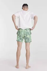 Short de baño con estampado de hojas de palmera en tonos celeste y azul.