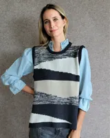Chaleco de lana con diseño rayado en tonos gris, negro y beige, de corte relajado.
