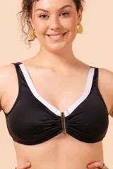 Soutien de bikini negro con vivos blancos, sin aro, con aplique metálico en el escote, breteles regulables y nudo en la espalda para ajustar.