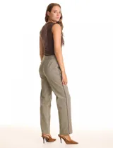 Pantalón de gabardina elastizada con estampado cuadrillé en tonos beige y negro. Modelo recto con pretina elastizada, bolsillos inclinados en la parte delantera y ribete en contraste en el lateral de la pierna.