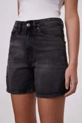 Bermuda de jean color negro con efecto lavado, tiro alto y corte holgado.