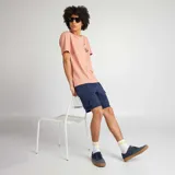 Remera rosa de punto con cuello redondo y estampado de mano sobre un celular.