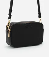 Cartera bandolera negra de poliuretano con textura en relieve. Tiene correa larga desmontable, cierre de cremallera y dos bolsillos internos.
