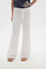 Pantalón blanco de rayon, corte ancho y tiro medio, con lazo ajustable en la cintura.