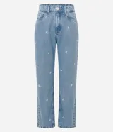 Pantalón recto cropped de jeans celeste con bordados de flores blancas.