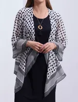 Conjunto de vestido negro sin mangas y chaqueta estampada con terminación asimétrica, marca Sandra Darren.
