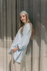 Camisa celeste de lino, corte oversize, con cuello clásico y mangas largas con puños abotonados.