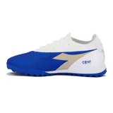 Zapatillas de fútbol de color azul y blanco, con diseño aerodinámico y suela adecuada para césped artificial.