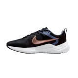 Championes de running Nike Downshifter 12, color negro con detalles en blanco.