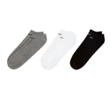 Pack de tres pares de medias Nike tobilleras, confeccionadas en tejido ligero y transpirable. Incluye un par gris, uno blanco y uno negro, todos con el logo de Nike bordado en el lateral.