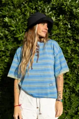 Camiseta celeste con rayas horizontales color crema, de manga corta tejida en hilo de algodón, con calado sutil en el cuerpo y escote acordonado.