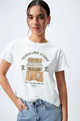 Remera negra de algodón con estampado blanco de un edificio de estilo oriental y texto en inglés y japonés.