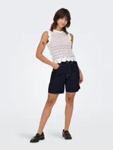 Bermuda de jean azul oscuro, tiro medio, corte recto y cinco bolsillos.