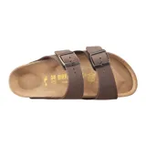 Sandalias Birkenstock Arizona con dos correas ajustables y hebillas metálicas.