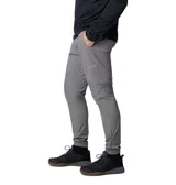 Pantalón deportivo gris de corte ajustado con cintura elástica ajustable con cordón, puños elásticos, bolsillos de malla y detalles reflectantes. Con tecnología Omni-Shield™ que repele la humedad y resiste las manchas.