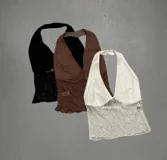 Top negro de encaje con tirantes finos y espalda descubierta.