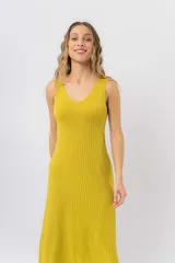 Vestido midi verde oliva de tejido acanalado, con escote en V y silueta al cuerpo con caída fluida.